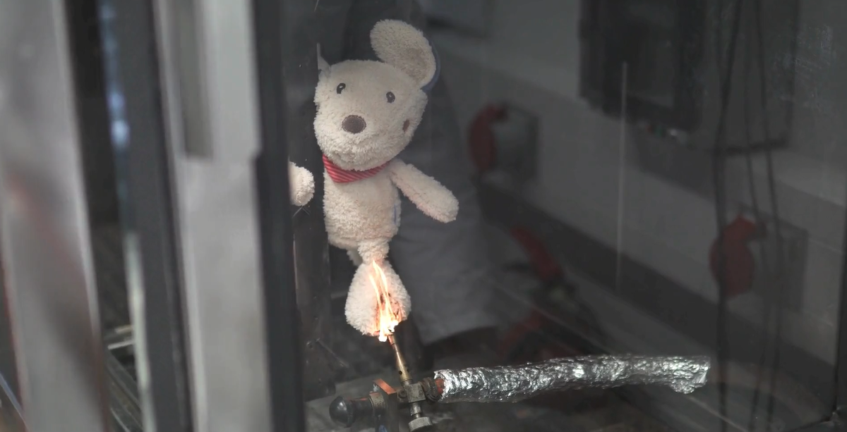 Guide des réglementations mondiales sur l'inflammabilité des textiles et méthodes de test